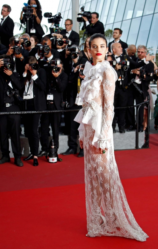 Seksinya bidadari Victoria's Secret bergaun transparan di Cannes