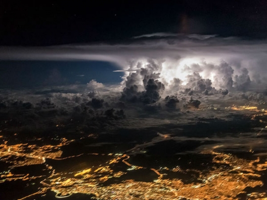 10 Foto menakjubkan yang diambil pilot dari dalam pesawat, keren!