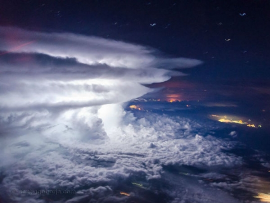 10 Foto menakjubkan yang diambil pilot dari dalam pesawat, keren!