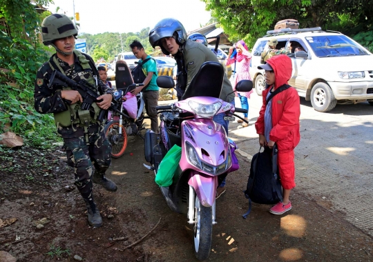 Warga Kota Marawi di Filipina mengungsi akibat serbuan militan
