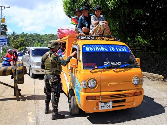 Warga Kota Marawi di Filipina mengungsi akibat serbuan militan