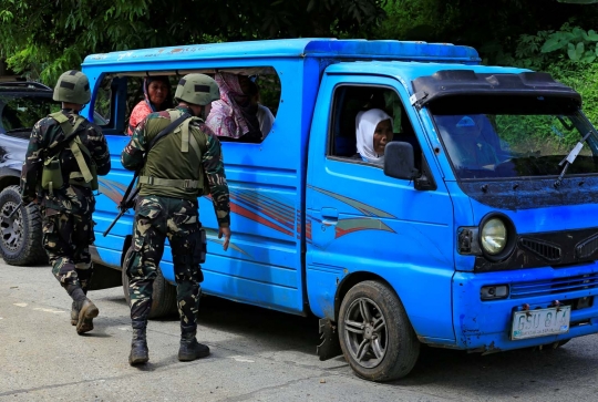 Warga Kota Marawi di Filipina mengungsi akibat serbuan militan