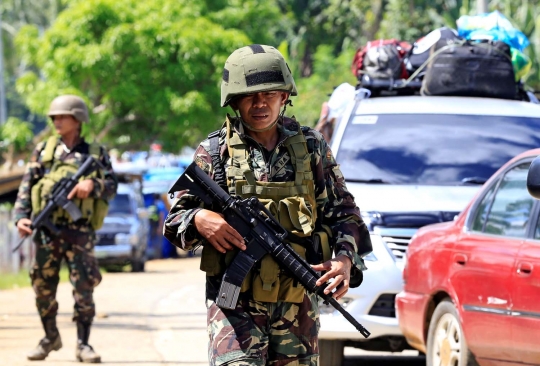 Warga Kota Marawi di Filipina mengungsi akibat serbuan militan