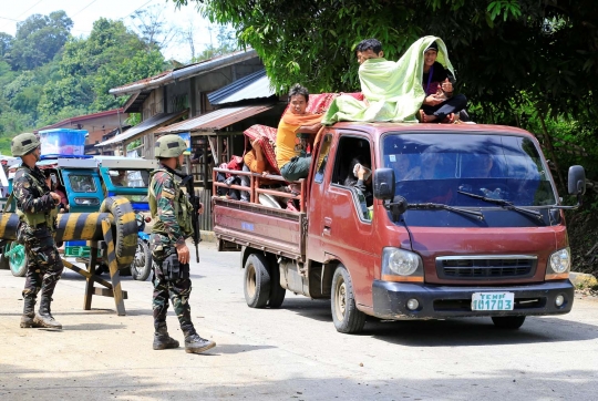 Warga Kota Marawi di Filipina mengungsi akibat serbuan militan