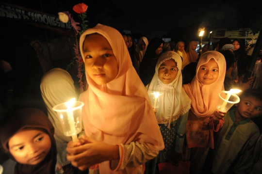 Keceriaan anak-anak ikuti pawai obor sambut Ramadan