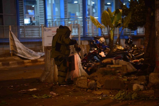 Gegana sisir TKP ledakan bom Kampung Melayu