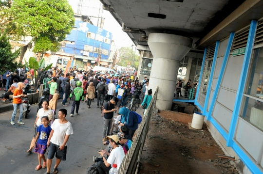 Lokasi bom bunuh diri di Kampung Melayu jadi tontonan warga