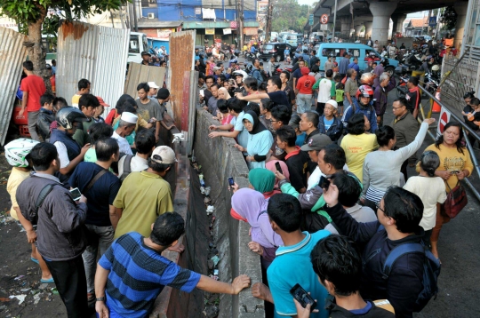 Lokasi bom bunuh diri di Kampung Melayu jadi tontonan warga