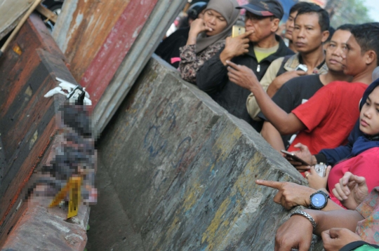 Lokasi bom bunuh diri di Kampung Melayu jadi tontonan warga
