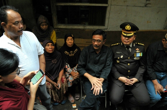 Djarot beri beasiswa adik polisi korban bom Kampung Melayu