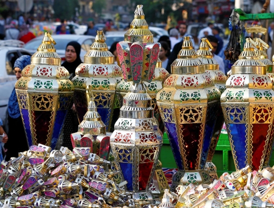 Sibuknya warga Mesir berburu lentera untuk semarakkan Ramadan