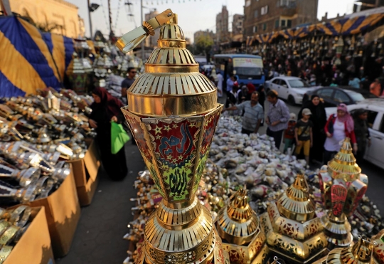 Sibuknya warga Mesir berburu lentera untuk semarakkan Ramadan