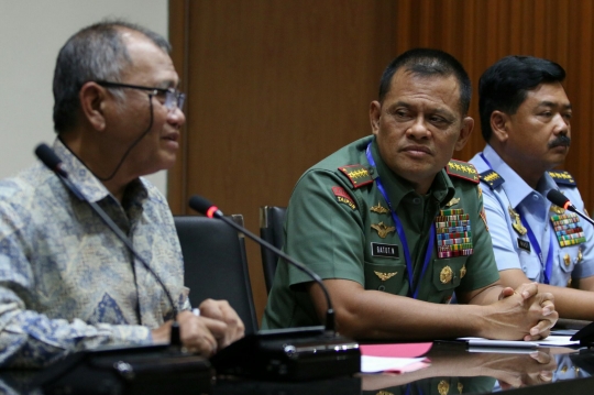 KPK dan TNI umumkan 3 tersangka pengadaan Heli AW-101 miliar rupiah