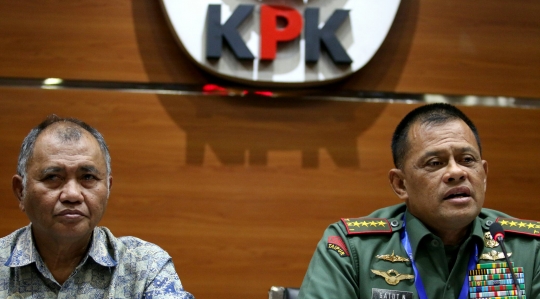 KPK dan TNI umumkan 3 tersangka pengadaan Heli AW-101 miliar rupiah