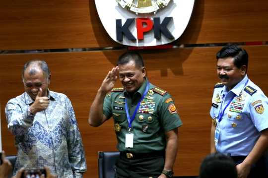 KPK dan TNI umumkan 3 tersangka pengadaan Heli AW-101 miliar rupiah