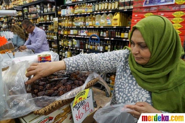 Foto : Melihat aktivitas warga muslim AS berbelanja 