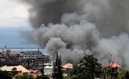 Kepulan asap hiasi pertempuran pasukan Filipina dengan militan Maute