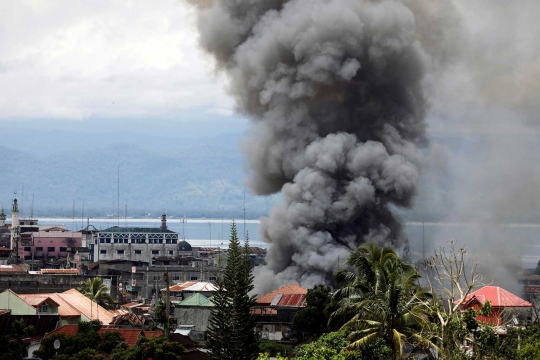 Kepulan asap hiasi pertempuran pasukan Filipina dengan militan Maute