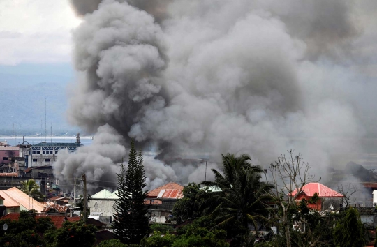 Kepulan asap hiasi pertempuran pasukan Filipina dengan militan Maute