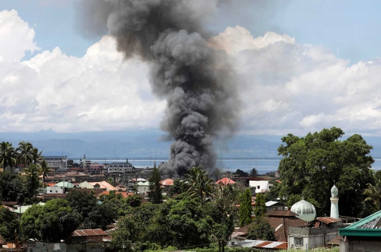 Kepulan asap hiasi pertempuran pasukan Filipina dengan militan Maute