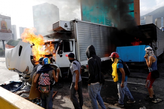 Aksi pengunjuk rasa anti-Maduro bakar truk