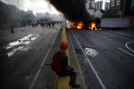 Aksi pengunjuk rasa anti-Maduro bakar truk