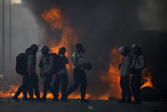 Aksi pengunjuk rasa anti-Maduro bakar truk