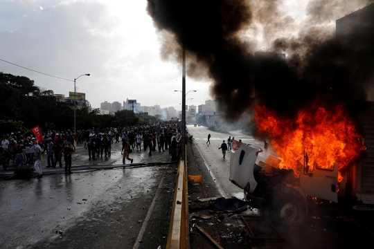 Aksi pengunjuk rasa anti-Maduro bakar truk