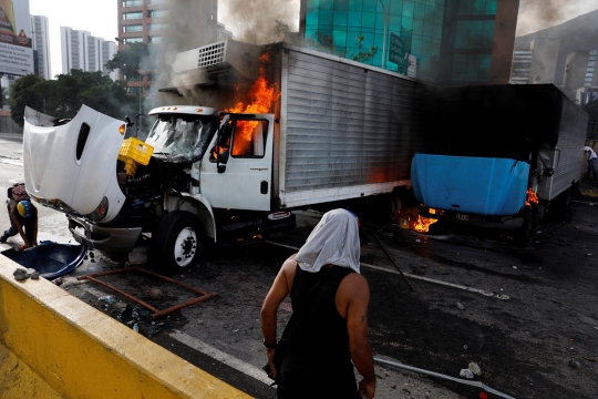 Aksi pengunjuk rasa anti-Maduro bakar truk