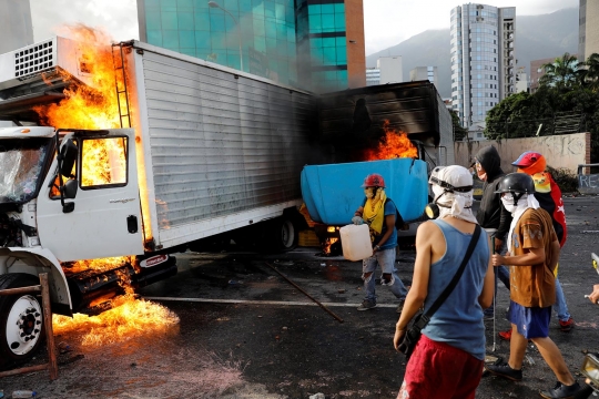 Aksi pengunjuk rasa anti-Maduro bakar truk