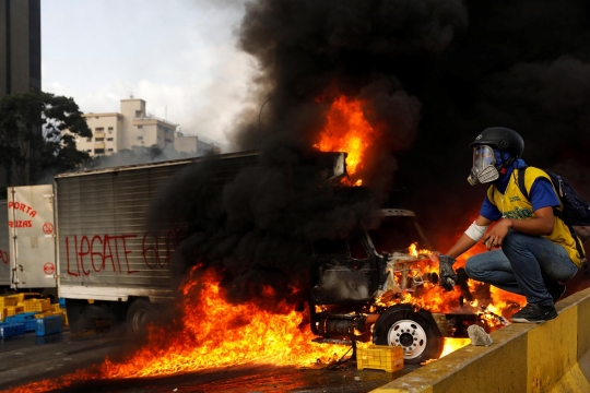 Aksi pengunjuk rasa anti-Maduro bakar truk