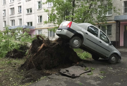 Badai porak-porandakan Rusia, 11 orang tewas