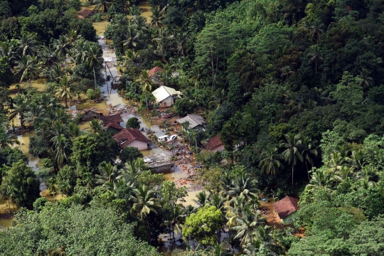 Penampakan banjir bandang tenggelamkan Sri Lanka