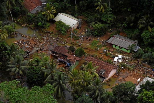 Penampakan banjir bandang tenggelamkan Sri Lanka