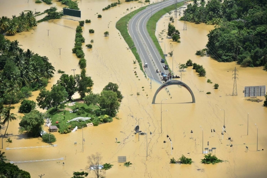 Penampakan banjir bandang tenggelamkan Sri Lanka