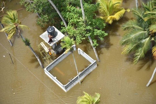 Penampakan banjir bandang tenggelamkan Sri Lanka