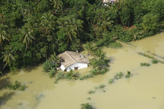 Penampakan banjir bandang tenggelamkan Sri Lanka