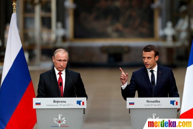 Foto Mimik wajah Putin saat disopiri Presiden Prancis 