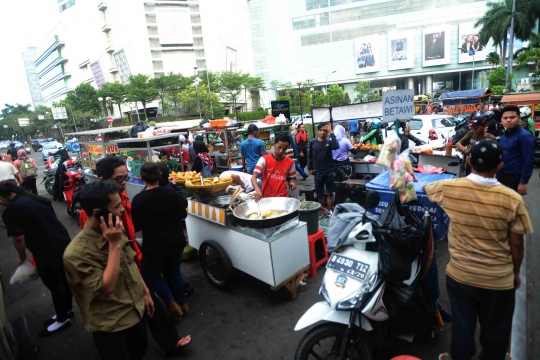 Berburu hidangan buka puasa di Pasar Takjil Kebon Kacang