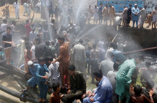 Protes pemadaman listrik, warga Pakistan murka jebol pipa air bersih