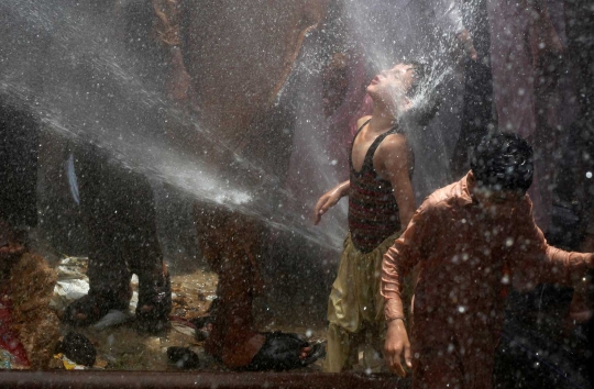 Protes pemadaman listrik, warga Pakistan murka jebol pipa air bersih