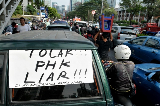 Tolak PHK sepihak, ratusan karyawan Pertamina blokir Rasuna Said