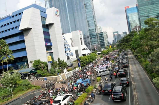 Tolak PHK sepihak, ratusan karyawan Pertamina blokir Rasuna Said