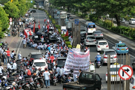 Tolak PHK sepihak, ratusan karyawan Pertamina blokir Rasuna Said