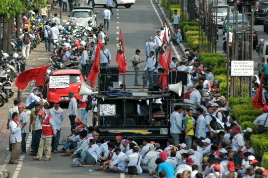 Tolak PHK sepihak, ratusan karyawan Pertamina blokir Rasuna Said