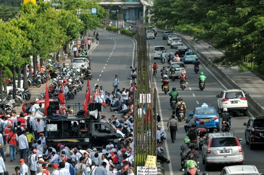 Tolak PHK sepihak, ratusan karyawan Pertamina blokir Rasuna Said