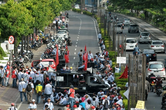 Tolak PHK sepihak, ratusan karyawan Pertamina blokir Rasuna Said