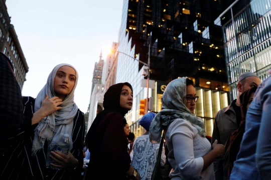 Aksi ratusan muslim New York buka puasa bersama di Trump Tower