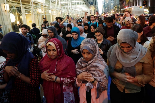 Aksi ratusan muslim New York buka puasa bersama di Trump Tower