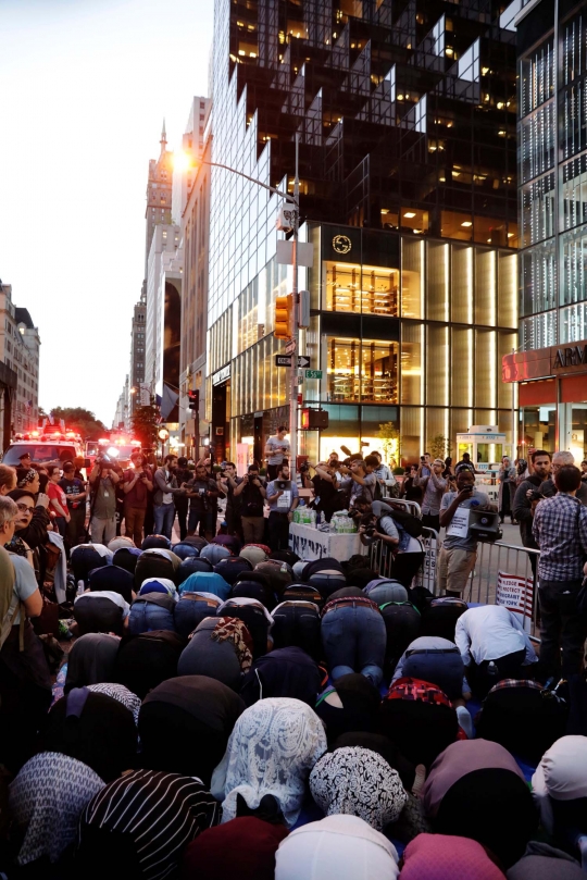 Aksi ratusan muslim New York buka puasa bersama di Trump Tower